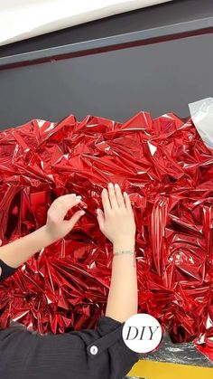 Easy Christmas Backdrops For Pictures, Christmas Photo Backdrop Ideas Diy, Diy Christmas Photo Booth, Valentines Photo Booth, Diy Christmas Backdrop, Diy Christmas Photo, Diy Foil, Valentine Backdrop, Christmas Party Backdrop