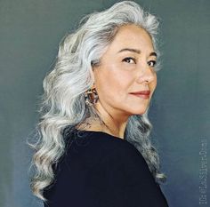 Long gray hair is a thing of beauty, and these inspirational photos prove that it's gorgeous at any age! In this post, I show off a variety of long gray hairstyles for women of all ages and teach you how to take care of your long grey hair as well. Don't let that old rule about no long hair after 40 get you down - rules are made to be broken! And if you think you're too young to wear gray hair? Think again - these beautiful ladies will show you how long silver hair works for everyone! Gray Hair In Your 30s, Hair Age 50, Curly Gray Hair, Long Hair Curly, Long White Hair