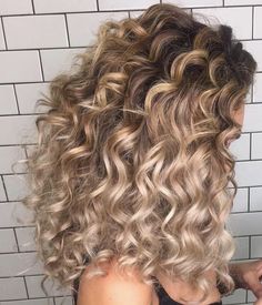 Light Brown Hair Shades, Brown Hair Trends, Hair Colorful, Brown Hair Shades, Colored Curly Hair, Brown Hair With Blonde Highlights, Long Curls, Big Chop