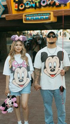 Disney Matching Couple Outfits, Disney Park Couple Outfits, Disneyland Outfits For Couples, Matching Couple Outfits Disneyland, Disney World Outfits Couples, Disney Bounding Couples Casual, Couple Outfits Disney, Disney Orlando Florida Outfits, Valentine Disney Outfit