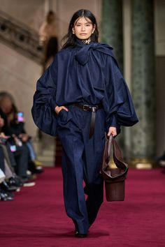 Zimmermann - Fall 2024 Ready-to-Wear https://www.vogue.com/fashion-shows/fall-2024-ready-to-wear/zimmermann/slideshow/collection#14 Jean Large, Fall 24, Blazer Jeans, Oversized Blouse, American Music Awards, Fashion Weeks, Jeans Material, Autumn Outfit, Dope Outfits