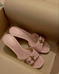 heels, coach, luxury, girls girl, girly things, pink things, classy girl outfit, #coque Coach Heels, Pretty Heels, Dr Shoes, Pretty Shoes Sneakers, Cute Shoes Heels, Funky Shoes, Haikou, Vintage Heels, Fancy Shoes