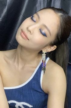 Blue Monolid Makeup, Jennie Blue Makeup, Blue Highlighter Makeup, Jennie Kim Makeup Look, Makeup Idol Kpop Girl, Navy Blue Makeup, Grunge Makeup Tutorial, Y2k Makeup, Beginners Eye Makeup