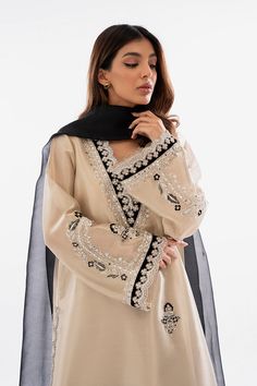 Shyra – Sania Maskatiya International Classy Salwar Suit, New Suit Designs Indian Style, Karachi Dresses Suits, Black Suit Ideas Women Indian, Indian Suits Design For Women, How To Style Pakistani Suit, Designer Suit Ideas, Pakistani Dresses Suits, Simple Designer Suits