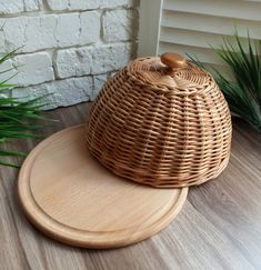 a wicker hat sitting on top of a wooden mat