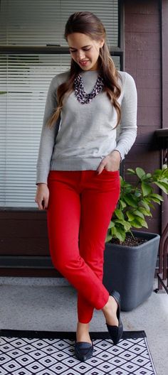 Outfit Pantalon Rojo, Flats Outfit Work, Maroon Pants Outfit, Red Pants Outfit, Pants Outfit Work, Red Dress Pants, Dress Pants Outfits, Winter Flats