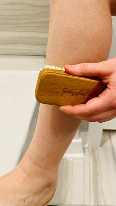 I have been curious about dry brushing for a while now and this beginner's guide to dry brushing has been so helpful! I now understand all of the amazing dry brushing benefits and know how to dry brush my skin at home. Dry Brushing Face, Dry Brushing Benefits, How To Dry Brush, Animal Based Diet, Benefits Of Dry Brushing, Dry Brushing Skin