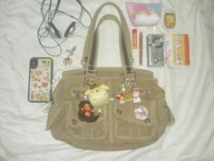 the picture quality is sooo frosty bcs i took it using my digicam lol :3 Purse Ideas, What's In My Bag, Decorated Bags, Inside My Bag, Girly Bags, What In My Bag, Bags Aesthetic, Cute Purses