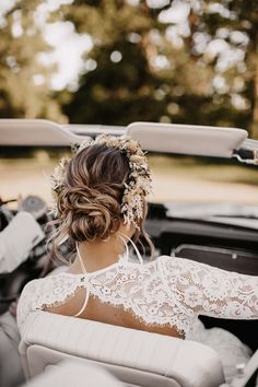 Beautiful Bridal Updo with Dried Flower Crown Flower Cake Wedding, Flower Crown Updo, Pressed Flower Cake, Boho Wedding Hairstyles, Flower Crown Veil, Wedding Hair Flower Crown, Wedding Hair Up