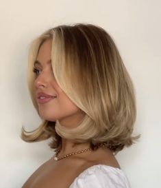 Short Hair Inspo Thick Hair, Layered Bob Hairstyles Blonde, Lob Hairstyle Wedding, Short Haircut Blonde Shoulder Length, Honey Blonde Bob Hair, Long Bob Blow Dry, Brown Bob Blonde Highlights, Butter Blonde Bob, Caramel Hair Bob