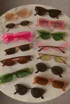 Glasses Collection Aesthetic, Sun Glasses Aesthetic Girl, Sunglasses Collection Aesthetic, Funky Glasses Aesthetic, Glases Girl Aesthetic, Trendy Sunglasses 2022, Glases Girl Style, Sun Glasses Outfit, Accesories Aesthetic