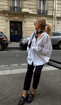 Doen Blouse Outfit, Work Trendy Outfit, Summer To Fall Work Outfits, Summer Rain Work Outfit, Spanish Style Fashion Women, Spain Street Style Winter, Spring Fashion Inspo 2024, Spring 24 Outfits, Autumn Outfit Inspo 2024