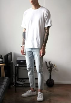 Dicas de look para escola masculino - MODA SEM CENSURA | BLOG DE MODA MASCULINA Smart Fashion, Look Grunge, Timeless Outfits, Fashion Male, Street Smart, Light Blue Jeans