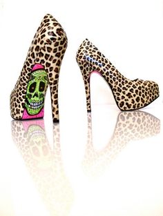 how AWESOME Skull Heels, Leopard Print High Heels, Artistic Shoes, Skull Shoes, Creative Shoes, Estilo Punk, A Skull, Hot Shoes, Shoe Print