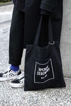 Street Style - 表参道 - Haruさん - FASHIONSNAP.COM Diy Tote Bag Tutorial, Diy Tote Bag Design, Black Korean, Tote Bag Tutorial, Street Style Bags, Artist Quotes, Diy Tote Bag, Photoshoot Inspo