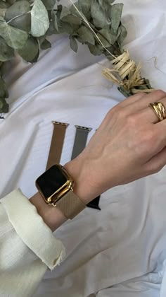 Apple Watch Ideas For Women, Good Apple Watch Band, Apple Watch Aesthetic Gold, Apple Watch Band Accessories, Apple Watch On Women, Women Apple Watch Band, Luxury Apple Watch Band, How To Style Apple Watch, Rose Gold Apple Watch Band Ideas