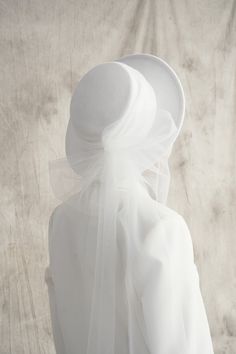 Bridal Short Top Hat With A Tulle Bow / Wedding Flat Top Hat / - Etsy Hat Veil Bride, White Fitted Veil For Formal Occasions, Formal Fitted White Veil, Fitted Tulle Hats For Weddings, Elegant White Fitted Bonnet, Classic Fitted Cloche Hat For Wedding, White Adjustable Wedding Bonnet, Adjustable Wedding Bonnet For Spring, White Adjustable Bonnet For Wedding