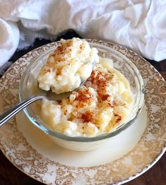 a bowl of mashed potatoes with cinnamon sprinkles on a white and gold plate