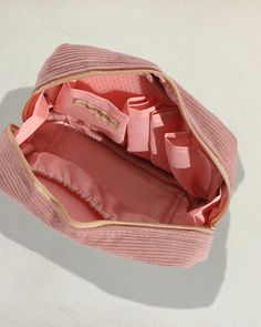 persona the pouch makeup bag Bag Hacks, Cute Makeup Bags, Pouch Makeup, Small Makeup Bag, Favorite Makeup Products, Makeup Bag Organization, Makeup Tutorial For Beginners, Everyday Tote, Daily Makeup