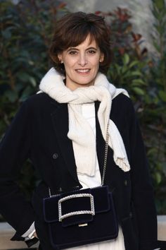 Les 5 pièces qu’une femme devrait toujours avoir dans sa garde-robe selon Ines de la Fressange | Vogue Paris Fashion Week Backstage, Cut Blazer, Style At A Certain Age, Runway Outfits, Chanel Haute Couture, Mens Fashion Week, Fashion Over 50, Vogue Paris, French Fashion