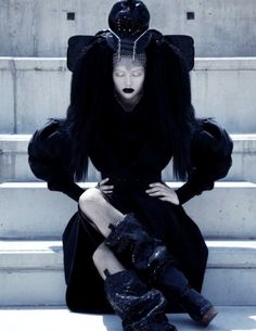 fashion meets sci fi Dark Fashion Photography, Extreme Fashion, Mode Editorials, Tim Walker, Futuristic Fashion, Dark Beauty, Space Age, Dark Fashion