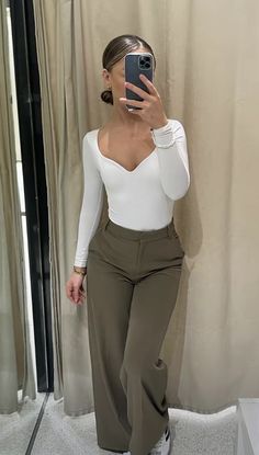 Work Outfits Business, Hostess Outfit Ideas Restaurant, Senior Interview Outfit, Classy Workout Outfits Women, Receptionist Outfit Front Desk Winter, Business Casual Hairstyle, Retail Job Outfit Casual, Clean Elegant Outfits, Hair Dresser Outfits Fashion