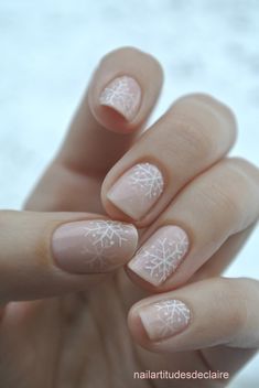 Nail Art Noel, Snowflake Nail Art, Holiday Nail Art, Snowflake Nails, Winter Nail Designs, Pink Nail, Smokey Eyes