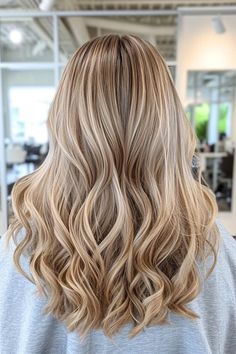 Beige blond hair with brown undertones, shot from behind. Blonde Natural Curly Hair, Styling Hairstyles, Gorgeous Blonde Hair, Blonde Natural, Blond Ombre, Natural Curly Hair, Beautiful Blonde Hair