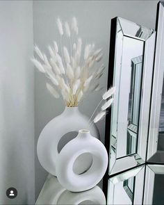 Interior design inspiration: Bring your room to life with this modern minimalist white halo vase. This ceramic vase is versatile and can be filled with water for fresh flowers, used for dried pampas grass, flowers or other dried floral arrangements. The design is simple, inspired by our everyday snack, a donut with the intention of making a fun yet elegant decor. - Flower vase, ceramic vase, donut vase, round vase, decoration Circle Vase, Living Room Decor Gray, Round Vase, Nordic Home