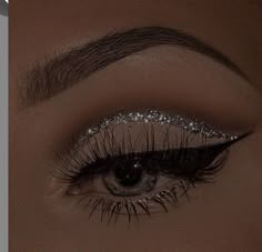 Glittery Eye Makeup Tutorial, Trucco Smokey Eye, Glitter Cut Crease Makeup, Sparkly Eye Makeup, Glitter Eyeliner Makeup, Glitter Makeup Tutorial, Glittery Eye Makeup, Smoky Eye Makeup Tutorial, Silver Eye Makeup