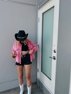 Pink And Black Western Outfit, Bichota Concert Outfit, Country Concert Festival Outfit, Disco Cowgirl Outfit Ideas, Pink Cowgirl Aesthetic Outfit, Cowgirl Outfits Carnaval, Outfit Cowgirl Party, Pink Rodeo Outfit, Birthday Cowgirl Outfit