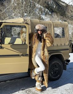 Ski Trip Outfit, Snow Woman, Women Looks, Winter Car, Aesthetic Ootd, Woman Aesthetic, Trip Outfits, Ski Trip, Winter Snow