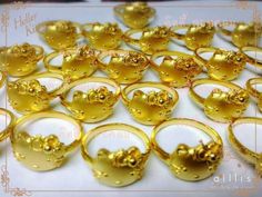 many gold rings are sitting on a table