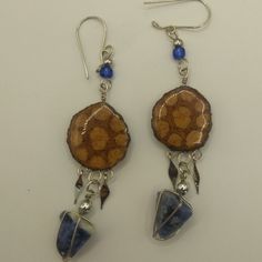 Traditional Peruvian Earrings From The Shipiba Culture Are Made Of Natural Sodalite Stone And Ayahusca Flower. It Is Very Beneficial For Meditation As It Helps You To Reconcile Concentration Immediately. These Earrings Are Handmade By Peruvian Artisans In The Amazon Jungle. Peruvian Earrings, Friendship Earrings, Amazon Jungle, Pineapple Earrings, Moon And Star Earrings, Earring Box, Swirl Earrings, Link Earrings, Gauged Earrings