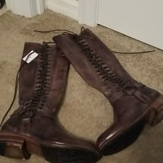 New All Leather Bed Stue High Boot In Size 6.5, Make Me An Offer. Whimsigoth Makeup Looks, Dresses With Boots, 70s Boots, Twilight Outfits, Pointy Boots, Dark Brown Boots, Witch Boots, Leather Bed, Bed Stu