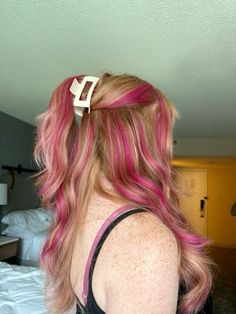 Strawberry Blonde Hair Dye Ideas, Strawberry Blonde Pink Highlights, Dirty Blonde Hair Dye Ideas, Dark Blonde With Pink Highlights, Ginger Hair Pink Highlights, Ginger Hair With Black Highlights, Ginger With Pink Highlights, Dirty Blonde Hair With Pink Highlights, Peekaboo Hair Colors Blonde