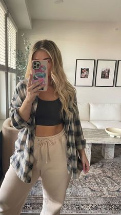 Discover top sweatpants outfits on Pinterest! Explore over 20 trendy styles that blend comfort with cool in our latest blog post. White Shorts Outfit, Boutique Outfits, Post Partum Outfits, Mommy Outfits, Work Fits, Weekend Outfits, Fashion Book