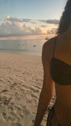 The beach >>> Latina Beach Aesthetic, Latina Pics, Barbie Diy Accessories, Vacation Mood, Selfie Ideas Instagram, Curly Girl Hairstyles, Story Instagram, Ideas For Instagram Photos