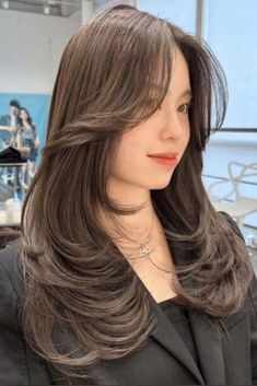 Short Haircut For Less Volume Hair, Butterfly Cut On Medium Hair, Asian Butterfly Haircut, Butterfly Medium Haircut, Oval Layered Haircut Medium, Butterfly Haircut Asian, Haircut Butterfly Cut, Medium Butterfly Cut, Cute Korean Haircut