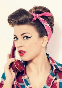 50s Hairstyles Short, Maquillage Pin Up, Cabelo Pin Up, Maquillage Halloween Simple, Retro Hairstyle, Mode Rockabilly, Rockabilly Mode, 40s Hairstyles, 1950s Hairstyles