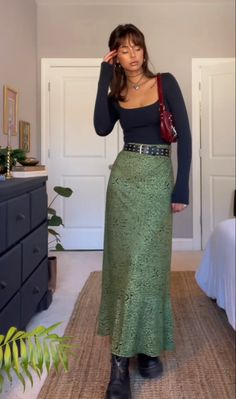 Green Maxi Skirt Outfit, Green Maxi Skirt, Mode Hippie, Long Skirt Outfits, Maxi Skirt Outfits, Rock Outfit, Hozier