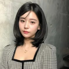 Layered Hair Neck Length, Shoulder Length Haircuts No Bangs, Korean Short Hair For Long Face, Short Hair Layered For Round Face, Short Layered Haircuts With Bangs Korean, Short Hair Medium Shoulder Length, Hairstyle For Neck Length Hair, Short Hair For Long Neck, Layer Oval Haircut Short