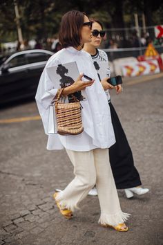 42 Minimalist Fashion Outfit Ideas To Wear Today, Tomorrow & Forever – StyleCaster Minimalist Fashion Outfits, Cooler Look, Linnet, Mode Inspo