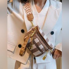 New Boutique Brown And White Crossbody Bag. Absolutely Love This Adorable Bag!! Pu Leather. Waist Bag Women, White Crossbody Bag, Leather Waist Bag, Commuter Bag, Backpack Sport, Vintage Casual, Retro Stil, Chest Bag, Mini Fashion