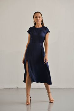 Natalie gleuf jurk-Navy Blue minimalist | Etsy Tea Length Bridesmaid Dresses, Navy Blue Cocktail Dress, Minimalist Dress, Tea Length Dress, Silk Dress Long, Minimalist Dresses, Travel Dress, Dress Navy Blue, Navy Midi Dress