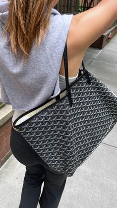 90's outfit. nineties inspired outfit. working girl outfit. spring outfit. summer outfit. work outfit. classy outfit. goyard tote bag Go Yard Bag, Goyard Bag Outfit, Goyard Outfit, Summer Outfit Work, Goyard Aesthetic, Goyard Tote Outfit, Croc Outfits, 90's Outfit, Working Girl Outfits