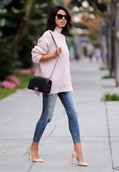 Daisy Outfit, Cute Oversized Sweaters, Oversized Sweater Outfit, Style Désinvolte Chic, Style Casual Chic, Mode Casual, Pink Pumps, Brunch Outfit, Saint Petersburg