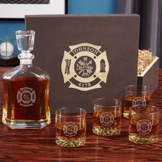 the 25 year anniversary gift set includes four glasses and a decanter for each member