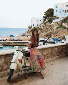 Vespa by the beach in Italy Amalfi Coast Outfits, Mind Dump, Surfer Vibes, Coast Outfit, Vespa Vintage, Italy Style, Trip Outfits, Italy Trip