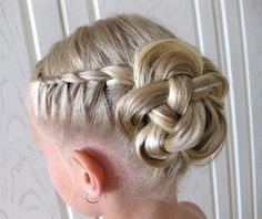 So pretty! Thinking about doing this for my flower girls... Now, just need to figure out how to do it... Flower Girl Updo, Junior Bridesmaid Hair, First Communion Hairstyles, Girls Updo, Childrens Hairstyles, Communion Hairstyles, 2017 Hair Trends